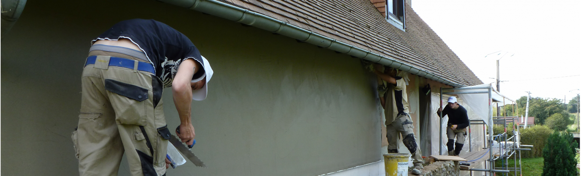 Travaux d'enduit sur facade isolé en panneau de fibre de bois et ouate de cellulose